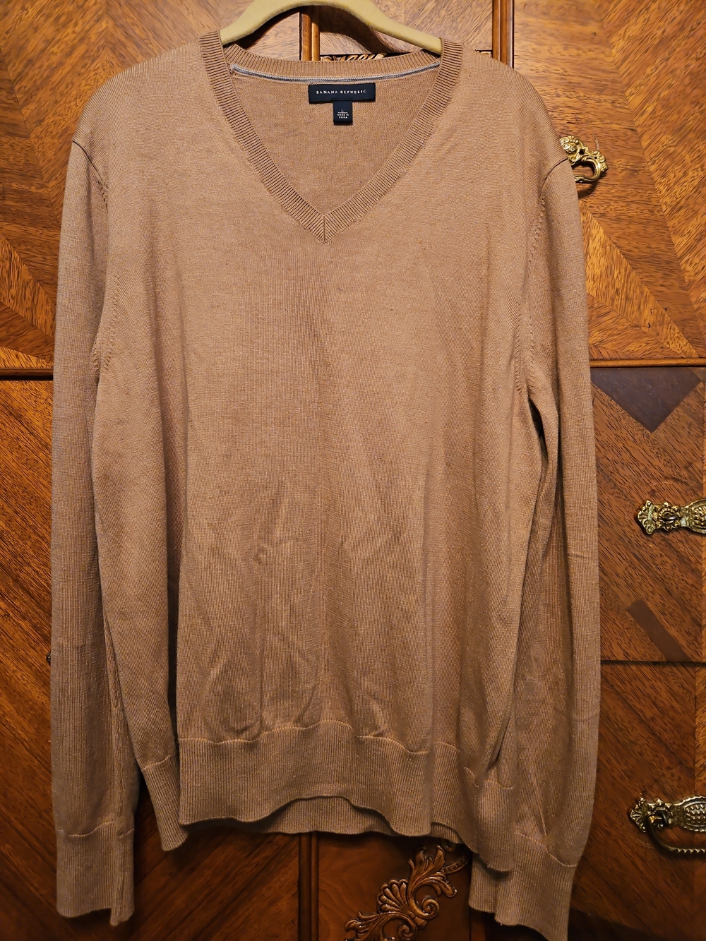 Banana Republic Men’s Cashmere Silk blend ONE FLAW V-Neck Sweater - Camel